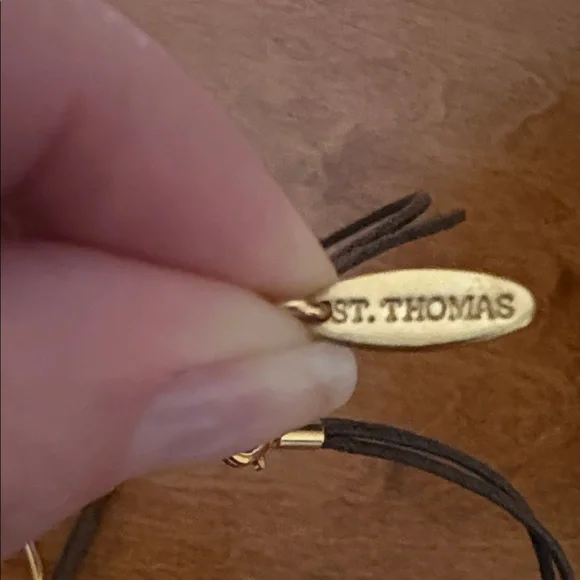 Chic Gold Circle Pendant Necklace - Picture 3 of 3